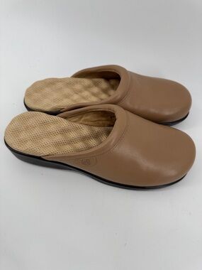 SoftWalk Women's Tan Slip-On Clogs Made in Brazil Women's Size 7 NWOT Summer